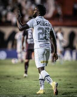 Stiven Mendoza comemora seu primeiro gol em nova camisa. (Foto: Reprodução/Twitter @SantosFC)