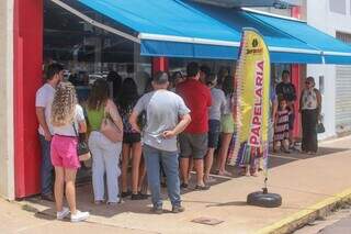 Fila em frente de livraria, no centro de Campo Grande. (Foto: Marcos Maluf)