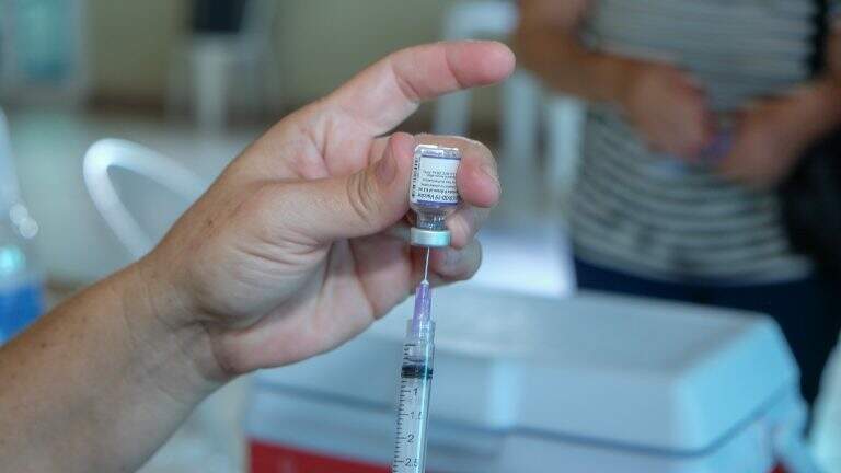 Sábado tem plantão de vacinação contra a covid em três postos e shopping 