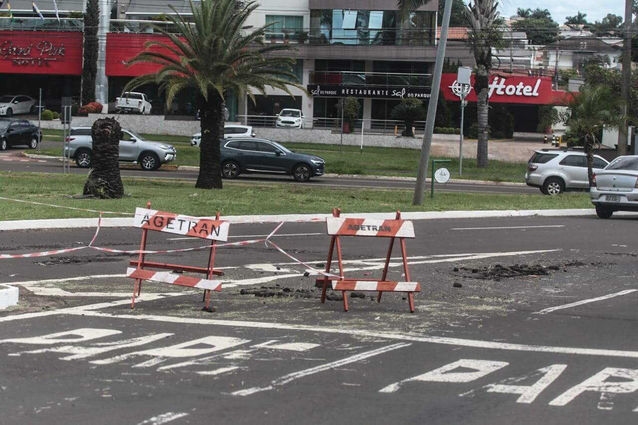 Com asfalto danificado, faixa é interditada em frente a shopping