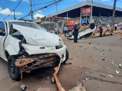 Colisão termina em capotagem e resgate pelo porta-malas