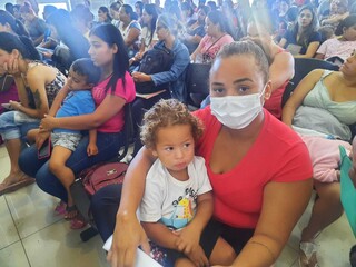 Jacimara Lima da Silva e o filho de dois anos (Foto: Caroline Maldonado)