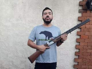 Loester Trutis em uma das várias fotos segurando armas postadas nas redes sociais (Foto: Reprodução)