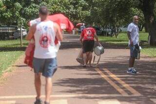 Torcedores do Comercial chegando ao estádio para o clássico (Foto: Marcos Maluf)