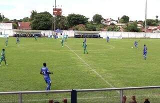 Lance de Aquidauanense, de azul, e Novo no estádio Noroeste (Foto: TV Azulão)