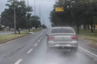 Garoa fina encobriu Campo Grande na manhã deste domingo (Foto: Marcos Maluf)