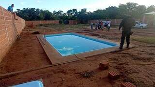 Piscina onde o menino de 7 anos foi encontrado morto (Foto: Direto das Ruas) 