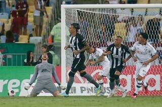 Jogadores do Botafogo comemoram o gol de Sá. (Foto: Vítor Silva/Twitter/BFR)