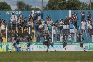 Jogadores do Operário comemoram gol (Foto: Marcos Maluf)