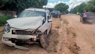 Frente do Fiat Palio ficou destruída após a colisão. (Foto: Porto Murtinho Notícias)