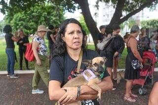Julia Grance com cachorro resgatado no colo (Foto: Marcos Maluf) 
