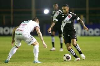 Alex Teixeira, à direita, em jogo com a camisa do Vasco (Foto: Divulgação)