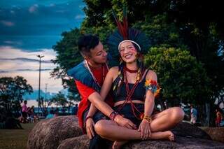 Em meio às lutas por direitos indígenas, Amirele e Kaue se conheceram. (Foto: Levi Tapuia)