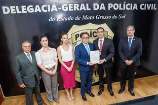 Representantes da OAB-MS reunidos com o diretor-geral da Polícia Civil, Roberto Gurgel (Foto: Divulgação)