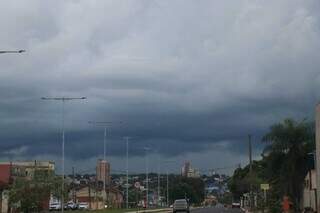 Céu nublado nesta manhã em Campo Grande (Foto: Henrique Kawaminami)