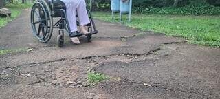 Pista de caminhada está danificada. (Foto: Direto das Ruas)