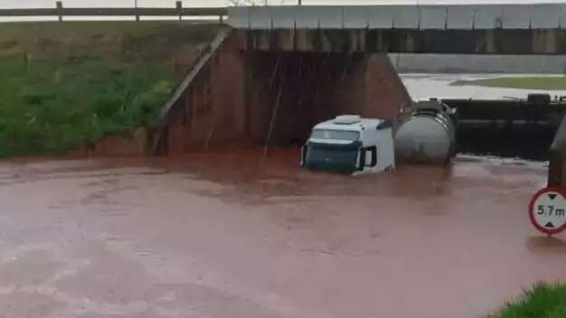 Carreta bitrem fica quase submersa sob viaduto na BR-163