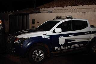Viatura da Polícia Militar compareceu até a residência, localizada no bairro Santo Amaro, após denúncias de vizinho. (Foto: Alex Machado/Campo Grande News)