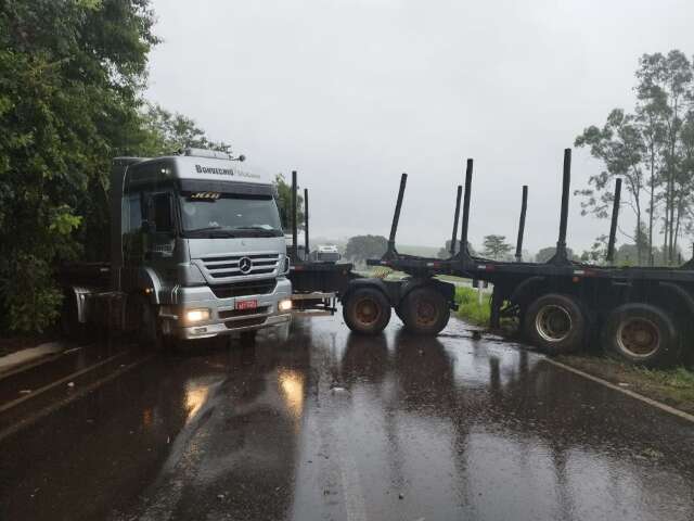 Condutor perde controle e carreta fica atravessada em rodovia estadual