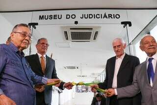 Atual presidente, Carlos Eduardo Contar, ao lado de dois dos quatro primeiros desembargadores do TJMS, Sérgio Martins Sobrinho e Jesus de Oliveira Sobrinho. (Foto: Henrique Kawaminami)