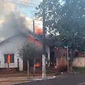 Após agredir esposa, homem coloca fogo em casa e acaba preso; veja vídeo