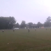 Raio cai em campo de futebol durante jogo em cidade paraguaia