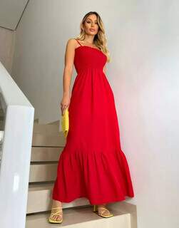 Vestido vermelho longo estiloso para ocasião fashion, mas que também pode cominar com rasteirinha. (Foto: Divulgação).