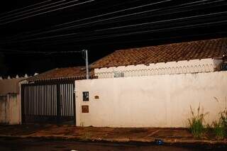 Fachada da casa onde a vítima foi mantida em cárcere privado. (Foto: Alex Machado/Campo Grande News)