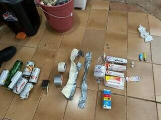 Parte dos materiais e medicamentos apreendidos na casa onde jovem era torturada. (Foto: Divulgação | Deam)