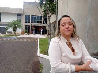 Lia Nogueira na saída da reunião da bancada tucana desta segunda-feira (30), na sede da governadoria. (Foto: Gabriela Couto)