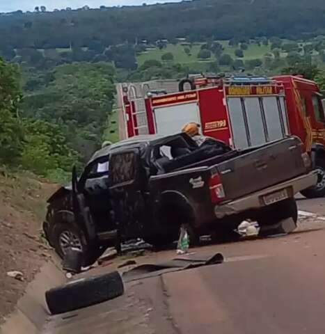 Motorista tem mal s&uacute;bito ao volante e capota caminhonete na 163