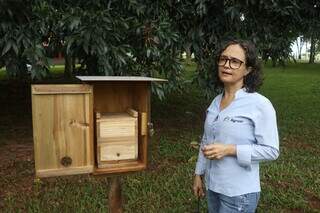 Zootecnista da Agraer, Jovelina segura ferramenta para abrir caixa de abelha. (Foto: Paulo Francis)