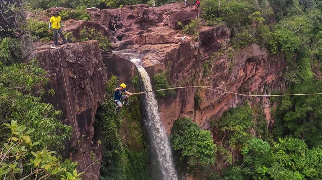 Corajosos encaram bate e volta para pular de cachoeira de 75 metros