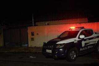 Polícia Militar no local onde o crime aconteceu (Foto: Alex Machado)