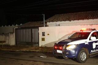 Viatura da PM em frente a casa onde Rhayann fez nova vítima. (Foto: Alex Machado)