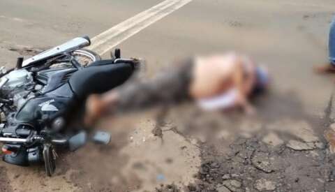 Motociclista morre após se desequilibrar e cair em avenida 