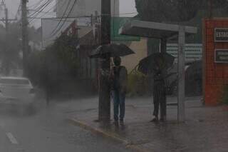 Céu escurece e temporal chega a Campo Grande com risco de alagamentos Céu escurece e temporal chega a Campo Grande com risco de alagamentos