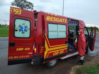 Bombeiros socorrem rapaz atingido por raio em casa, pr&oacute;ximo de rodovia