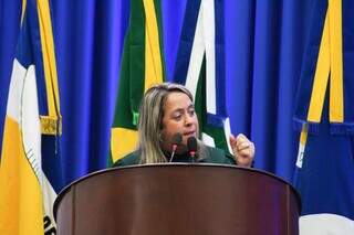 Vereadora Lia Nogueira (PSDB) renunciou ao cargo de vereadora; imagem é dela na tribuna da Câmara Municipal de Dourados. (Foto: Assessoria de imprensa) 