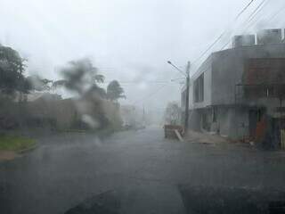 C&eacute;u escurece e temporal chega a Campo Grande com risco de alagamentos