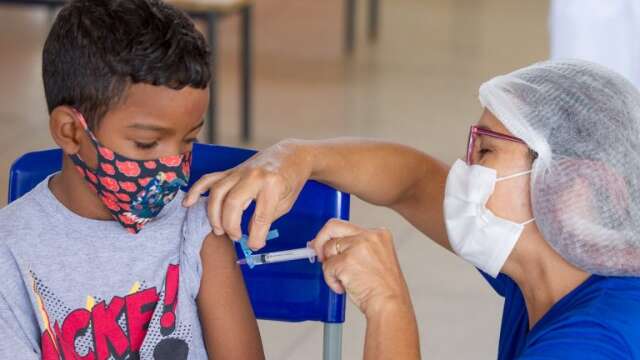 Ministério da Saúde envia 45 mil doses de vacina contra covid para MS