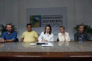 A prefeita de Campo Grande, Adriane Lopes (Patriota), assina o estatuto do consórcio. (Foto: Roberto Ajala/Prefeitura de Campo Grande)