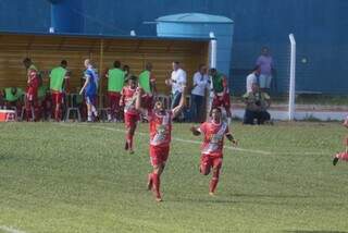 Jogadores do Comercial comemoram gol no clássico (Foto: Marcos Maluf)