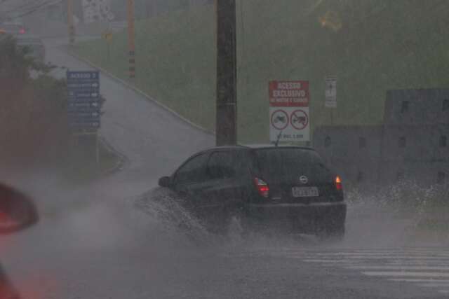 C&eacute;u escurece e temporal chega a Campo Grande com risco de alagamentos