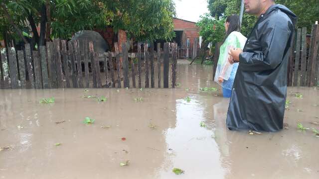 Durante chuva, enxurrada atinge casas e prejudica mais de 15 fam&iacute;lias