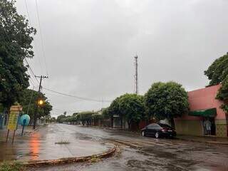 Chuva desta manhã no Jardim Água Boa, região sul de Dourados (Foto: Helio de Freitas)