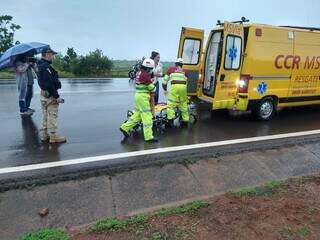 Caminhonete sofre aquaplanagem e capota em rodovia a caminho de Rio Verde