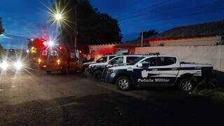 Movimentação de policiais militares e bombeiros no local onde a vítima foi restada (Foto: Direto das Ruas)