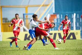 Disputa de bola entre Comercial e Coxim no estádio Jacques da Luz em Campo Grande (Foto: Vinícius Eduardo - @eduardofotoms)