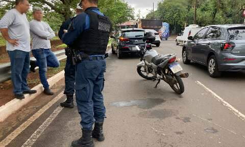 Motociclista perde dedo mindinho em acidente na Avenida Fernando Corrêa da Costa